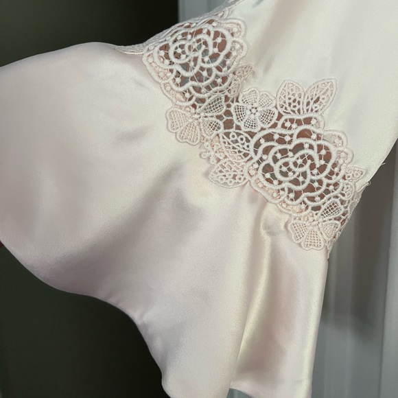 Le Rose Satin Robe - Picture 4 of 4